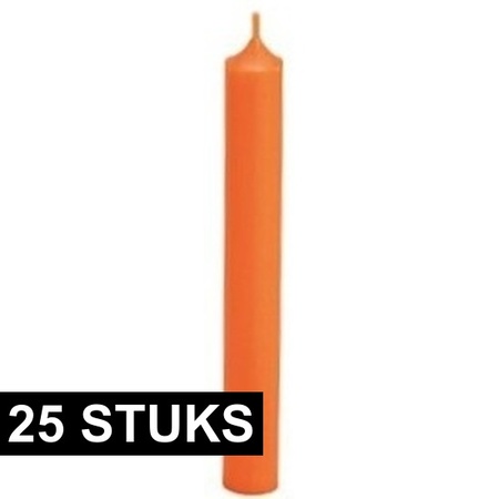 25x Oranje dinerkaarsen 18 cm