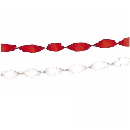 Witte en rode crepe slingers