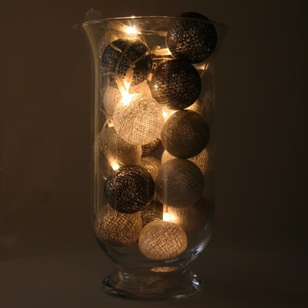 Vensterbank decoratie grijs/witte lichtslinger in vaas