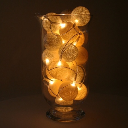 Vensterbank decoratie witte/zilveren lichtslinger in vaas
